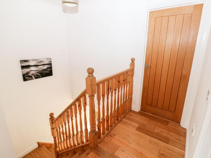 Egret, Milford Haven, Pembrokeshire. Close to a beahc. Balcony. Open-plan. Pet-friendly. Parking. TV