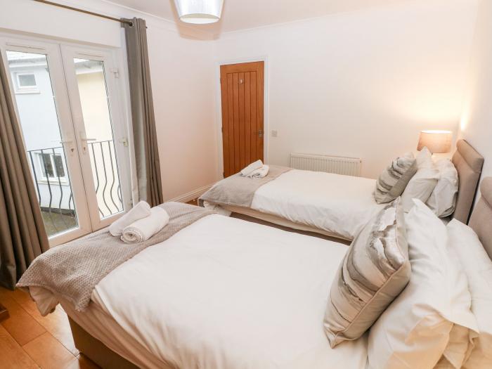 Egret, Milford Haven, Pembrokeshire. Close to a beahc. Balcony. Open-plan. Pet-friendly. Parking. TV