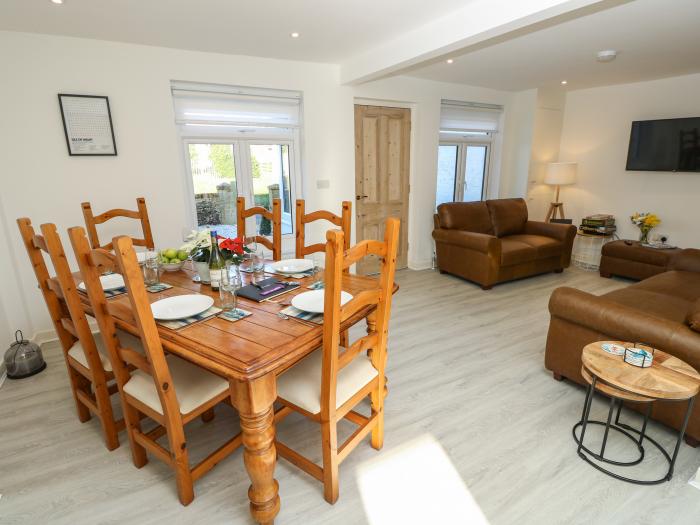 1 Star Cottages, Freshwater, Isle of Wight. Close to AONB. Close to shop, pub, and beach. Pets. WiFi