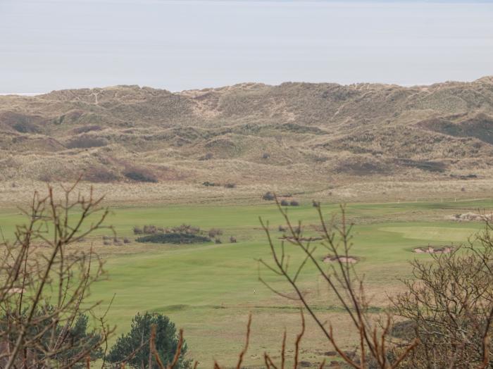 Hafod Y Bryn, Harlech, Gwynedd. In National Park. Near to a beach, castle, shop, and pub. Pets. WiFi