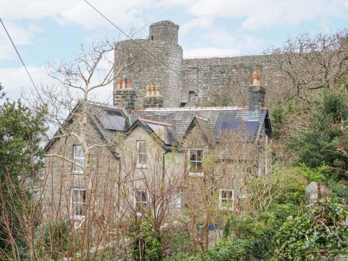 Hafod Y Bryn, Harlech, Gwynedd. In National Park. Near to a beach, castle, shop, and pub. Pets. WiFi