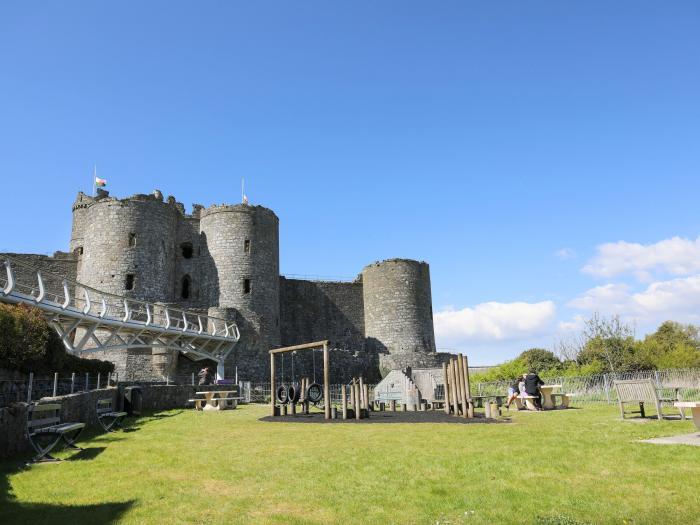 Hafod Y Bryn, Harlech, Gwynedd. In National Park. Near to a beach, castle, shop, and pub. Pets. WiFi