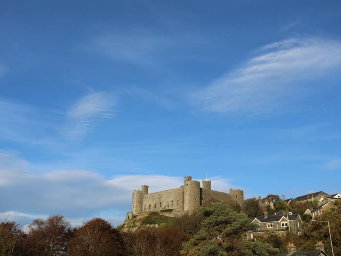 Hafod Y Bryn, Harlech, Gwynedd. In National Park. Near to a beach, castle, shop, and pub. Pets. WiFi