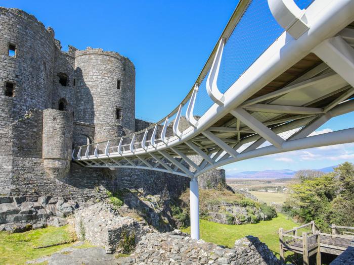 Hafod Y Bryn, Harlech, Gwynedd. In National Park. Near to a beach, castle, shop, and pub. Pets. WiFi