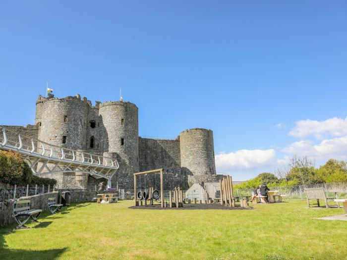 Hafod Y Bryn, Harlech, Gwynedd. In National Park. Near to a beach, castle, shop, and pub. Pets. WiFi