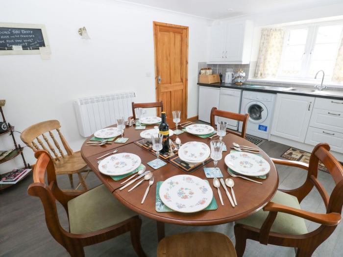 Corran Cottage, Laugharne, Sir Gaerfyrddin. Countryside. Woodburning stove. Next to a riding school.