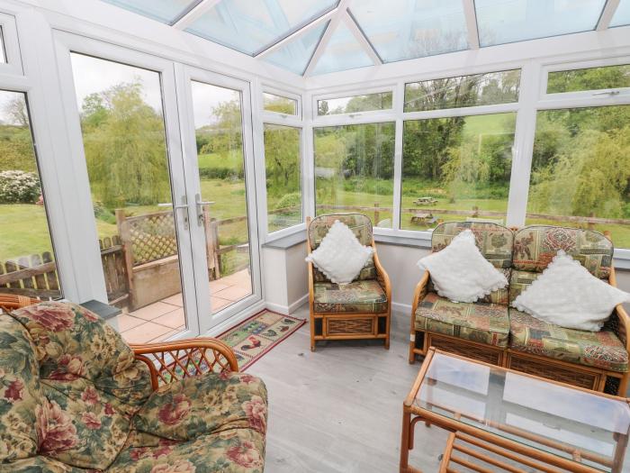 Corran Cottage, Laugharne, Sir Gaerfyrddin. Countryside. Woodburning stove. Next to a riding school.