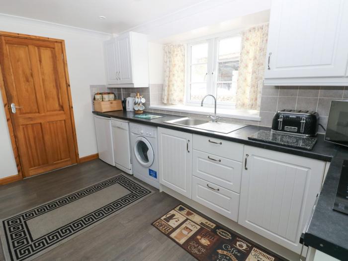 Corran Cottage, Laugharne, Sir Gaerfyrddin. Countryside. Woodburning stove. Next to a riding school.