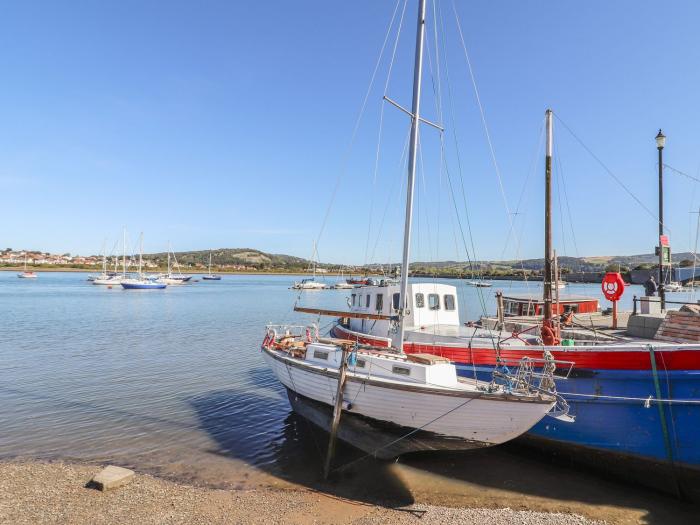 9 Chapel Street, Conwy, Conwy. Close to beach and river. Near National Park. Couple's retreat. WiFi.