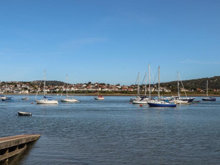 9 Chapel Street, Conwy, Conwy. Close to beach and river. Near National Park. Couple's retreat. WiFi.