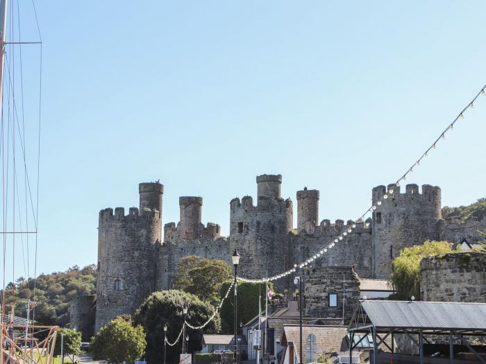 9 Chapel Street, Conwy, Conwy. Close to beach and river. Near National Park. Couple's retreat. WiFi.