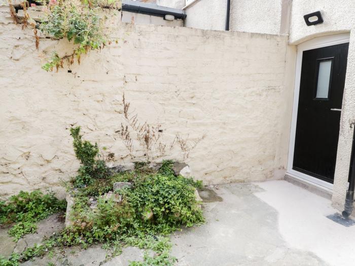 9 Chapel Street, Conwy, Conwy. Close to beach and river. Near National Park. Couple's retreat. WiFi.