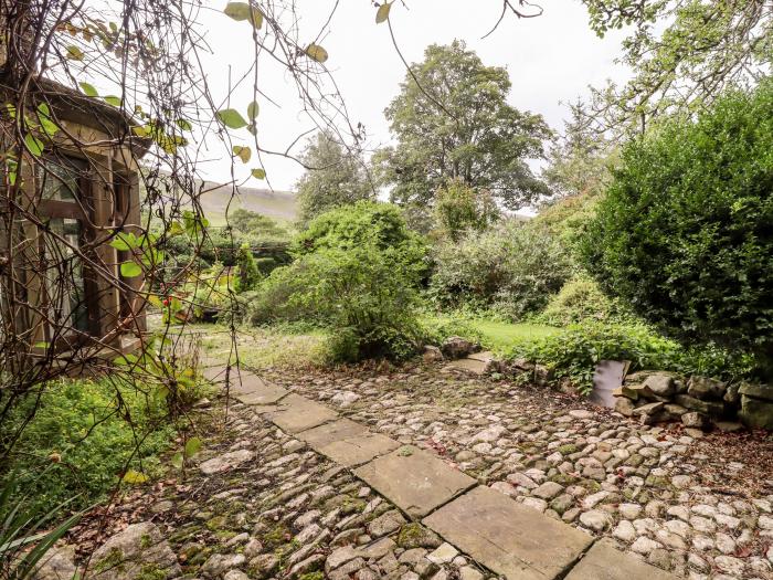 Oak Cottage, Kettlewell, North Yorkshire. Two bedrooms. Beautiful private garden & woodburning stove