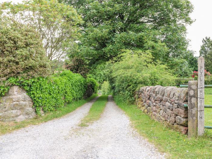 Barks Cottage in Moneystone, Ipstones, Staffordshire. Off-road parking. Dog-friendly. National Park.