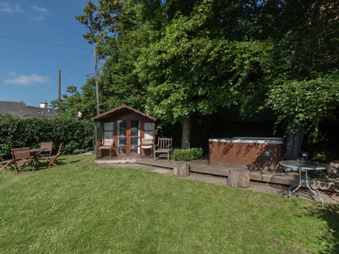 The Schoolhouse Brewhouse, Bishop's Castle, Shropshire. Off-road parking. Hot tub. Woodburning stove