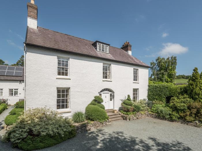 The Old Schoolhouse and Cottage, Bishop's Castle, Shropshire. Detached, 18th-century, with a hot tub