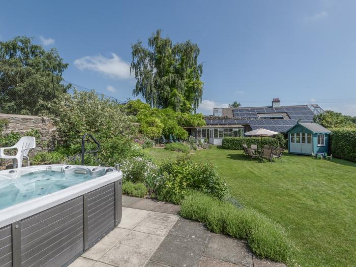 The Old Schoolhouse and Cottage, Bishop's Castle, Shropshire. Detached, 18th-century, with a hot tub