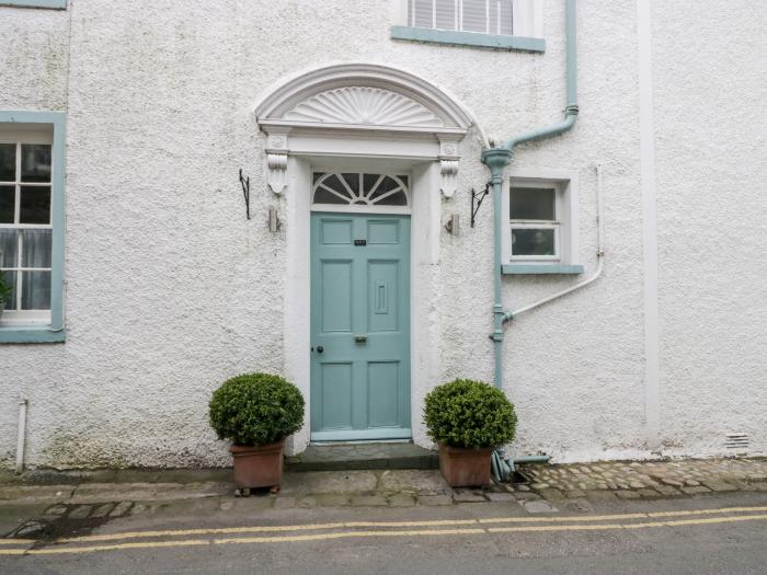 Cartmel Flat, Cartmel, Cumbria. First-floor apartment, ideal for a couple. Near national park & shop