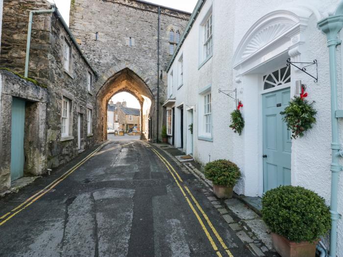 Cartmel Flat, Cartmel, Cumbria. First-floor apartment, ideal for a couple. Near national park & shop