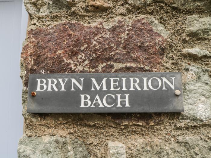 Bryn Meirion Bach, Wales