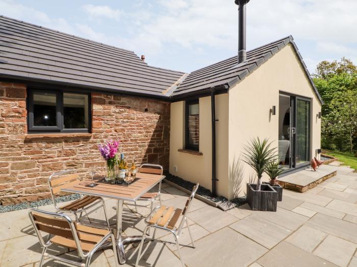 Lands Brow Lodge, is in Wigton, Cumbria. Romantic dwelling for two guests, near National Park. 1bed.