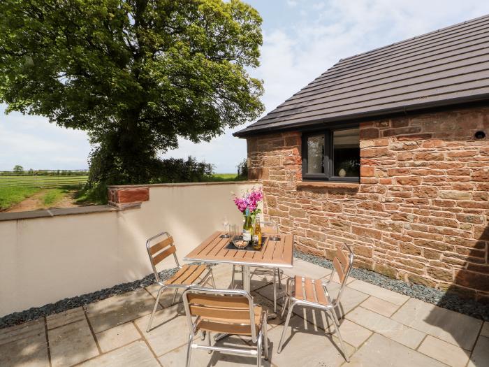 Lands Brow Lodge, is in Wigton, Cumbria. Romantic dwelling for two guests, near National Park. 1bed.