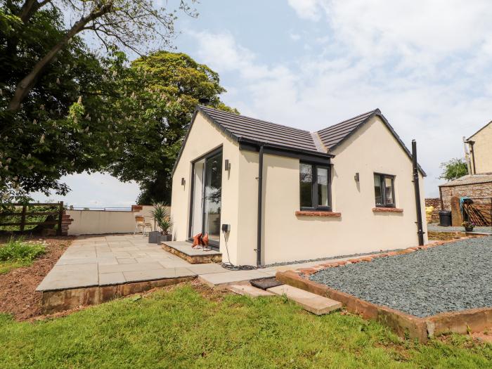 Lands Brow Lodge, is in Wigton, Cumbria. Romantic dwelling for two guests, near National Park. 1bed.