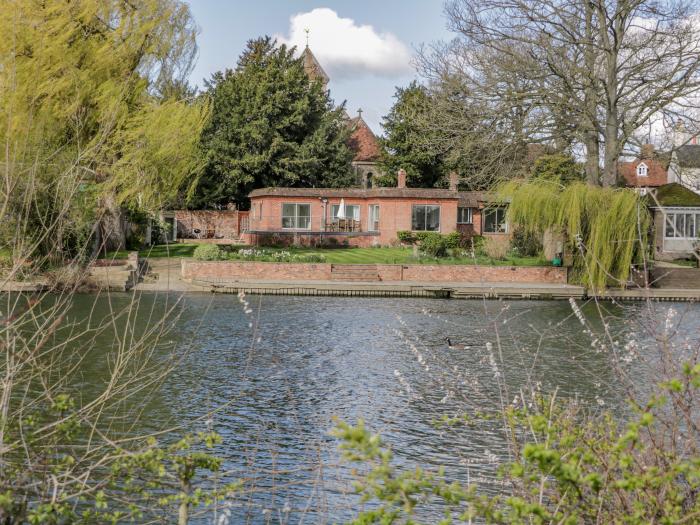 Ninea, Oxfordshire, riverside with mooring onto River Thames, large and comfortable, Wallingford, TV