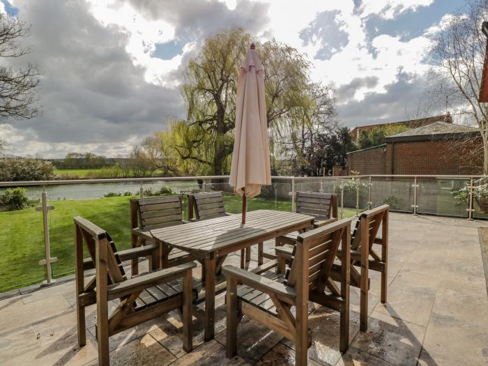 Ninea, Oxfordshire, riverside with mooring onto River Thames, large and comfortable, Wallingford, TV