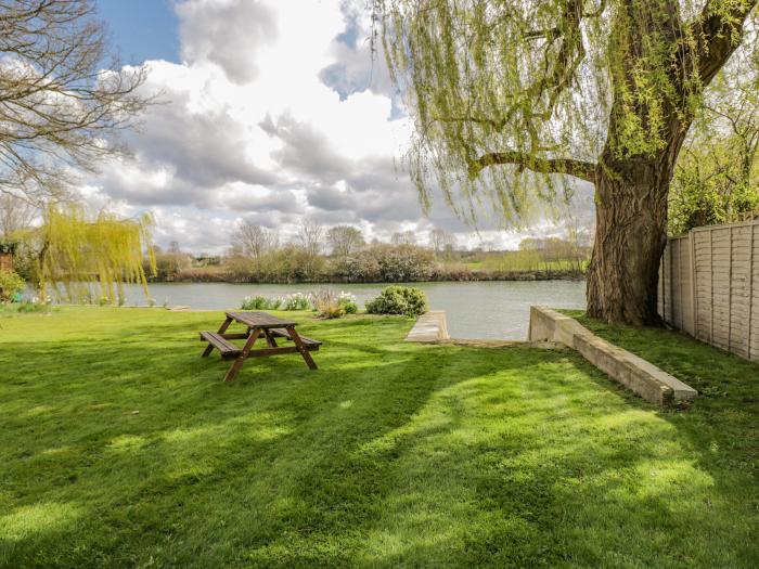 Ninea, Oxfordshire, riverside with mooring onto River Thames, large and comfortable, Wallingford, TV