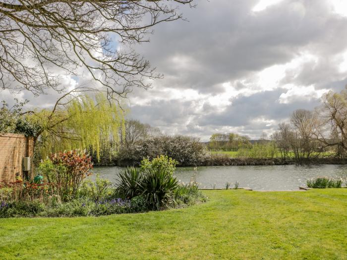 Ninea, Oxfordshire, riverside with mooring onto River Thames, large and comfortable, Wallingford, TV