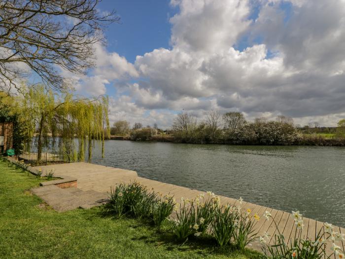 Ninea, Oxfordshire, riverside with mooring onto River Thames, large and comfortable, Wallingford, TV