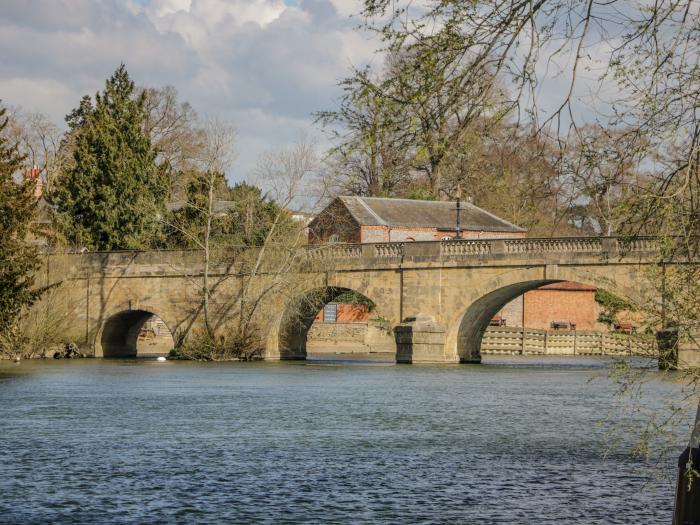 Ninea, Oxfordshire, riverside with mooring onto River Thames, large and comfortable, Wallingford, TV