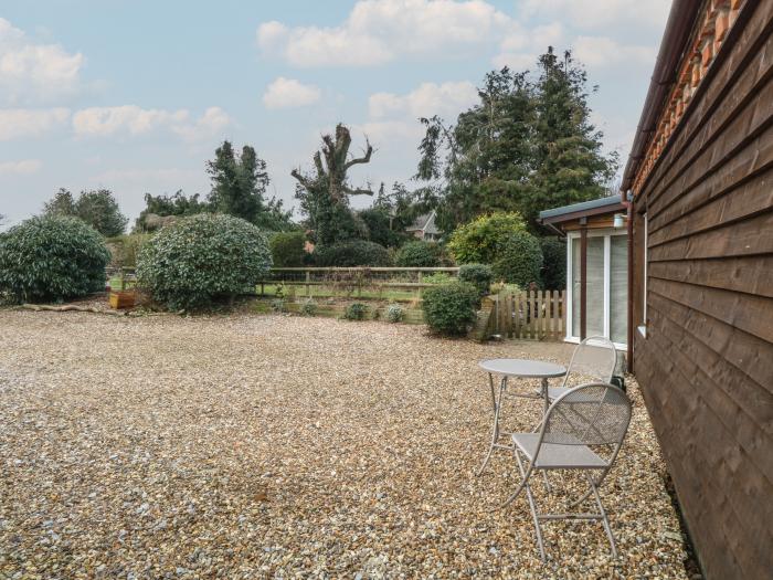 The Annexe, Fulmodestone near Fakenham, Norfolk. Couple's retreat. WiFi. Pets. Parking. En-suite. TV