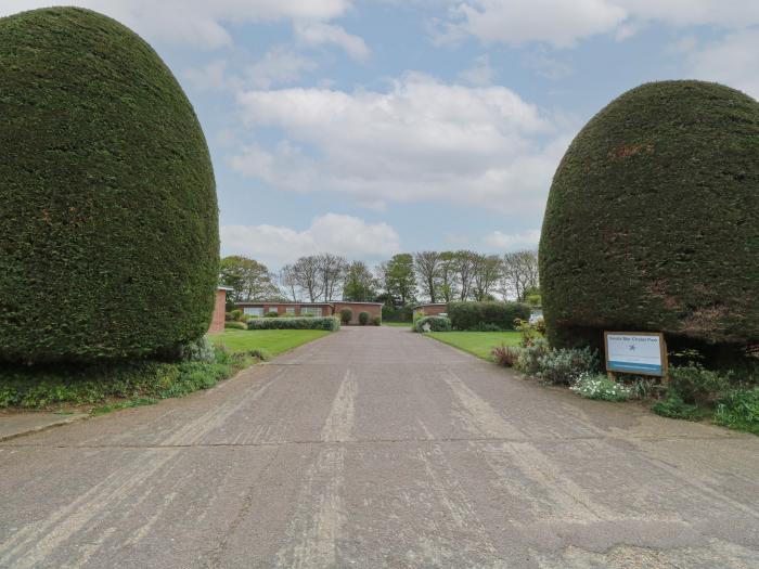 5 Siesta Mar, Mundesley, Norfolk. Off-road parking and communal lawn. Close to a beach, shop and pub