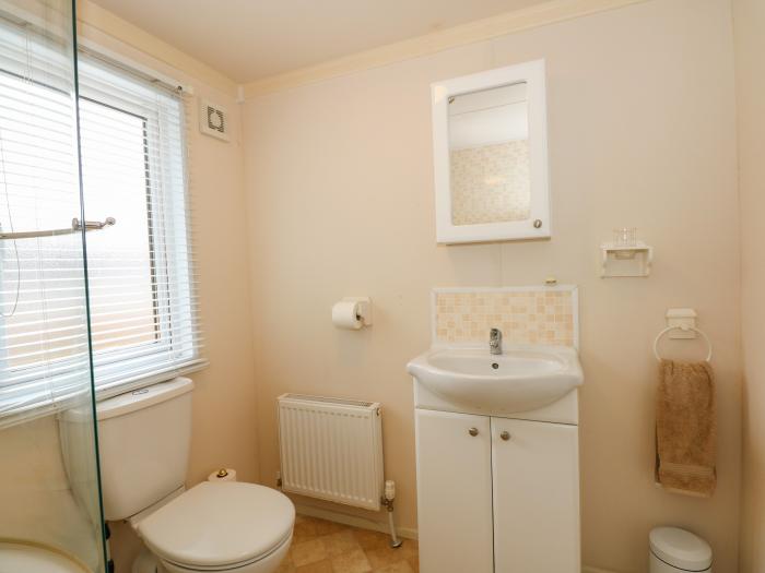 Jolie, in Hunstanton, in Norfolk. Close to amenities. Close to beach. Pet-friendly. Enclosed decking