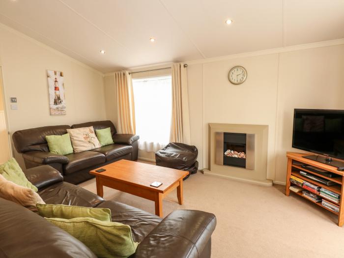 Jolie, in Hunstanton, in Norfolk. Close to amenities. Close to beach. Pet-friendly. Enclosed decking