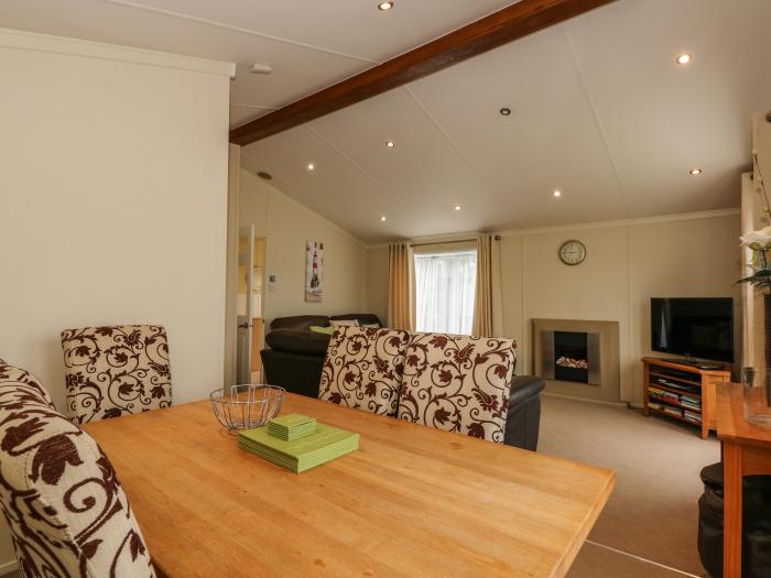 Jolie, in Hunstanton, in Norfolk. Close to amenities. Close to beach. Pet-friendly. Enclosed decking