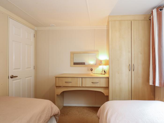 Jolie, in Hunstanton, in Norfolk. Close to amenities. Close to beach. Pet-friendly. Enclosed decking