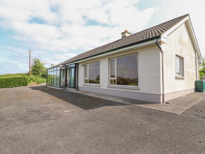 Shannon View, Nenagh, County Tipperary. Private patio. Off-road parking. Close to pub. Conservatory