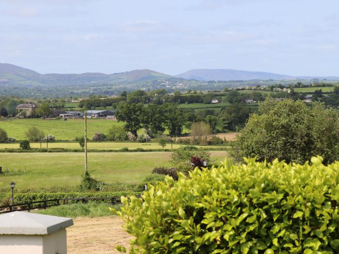 Shannon View, Nenagh, County Tipperary. Private patio. Off-road parking. Close to pub. Conservatory