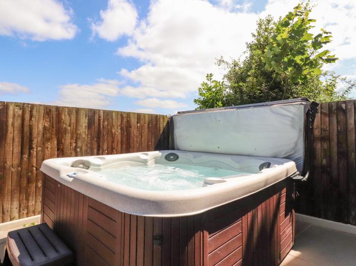 Homewood, Garstang, Lancashire. Hot tub. Smart TVs. Off-road parking. Bedrooms with en-suites. WiFi.