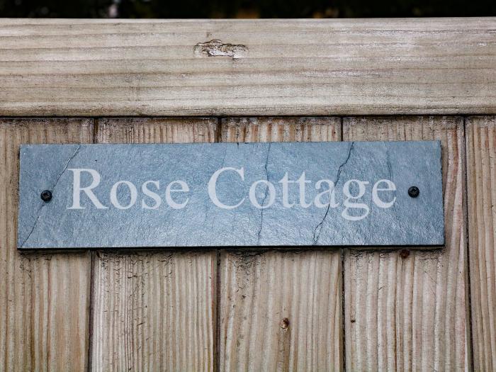 Rose Cottage, Matlock, Derbyshire. Woodburning stove. TV. WiFi. Near to Peak District National Park.