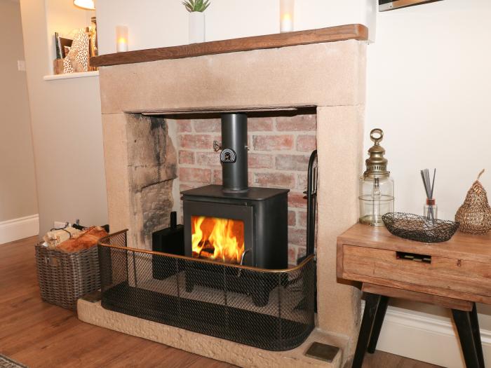 Rose Cottage, Matlock, Derbyshire. Woodburning stove. TV. WiFi. Near to Peak District National Park.