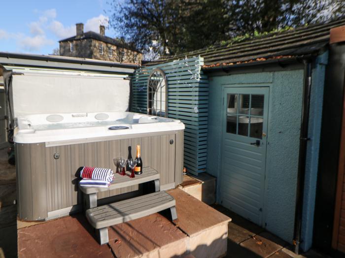 Toll Bar Cottage, Baslow, Derbyshire. Three-bedroom riverside home near amenities. Woodburning stove