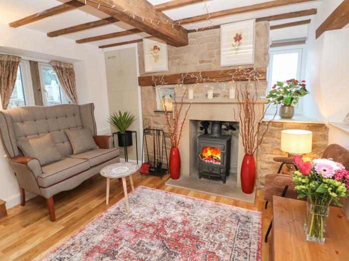 Toll Bar Cottage, Baslow, Derbyshire. Three-bedroom riverside home near amenities. Woodburning stove