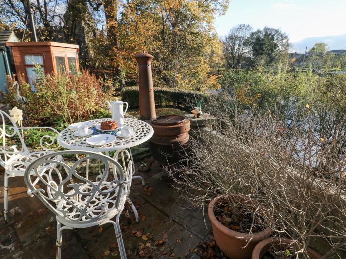 Toll Bar Cottage, Baslow, Derbyshire. Three-bedroom riverside home near amenities. Woodburning stove