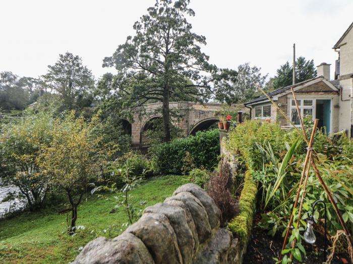 Toll Bar Cottage, Baslow, Derbyshire. Three-bedroom riverside home near amenities. Woodburning stove