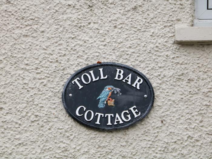 Toll Bar Cottage, Baslow, Derbyshire. Three-bedroom riverside home near amenities. Woodburning stove