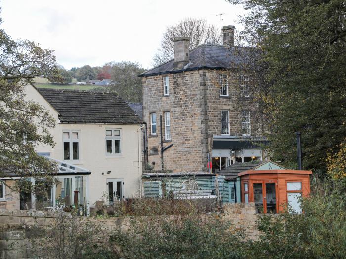 Toll Bar Cottage, Baslow, Derbyshire. Three-bedroom riverside home near amenities. Woodburning stove